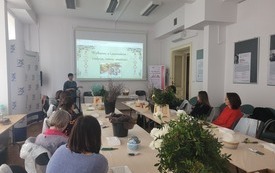 Florystka podczas prowadzenia warsztatów rękodzielniczych.