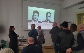 Prelegentka rozmawia z uczestnikami.