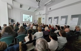 Uczestnicy spotkania podczas oglądania prezentacji.