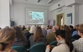 Widownia na spotkaniu z prelegentką.