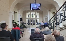 Hol z uczestnikami wydarzenia.