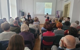 Powitanie prelegentki przez dyrekcję biblioteki.