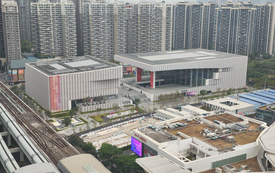 Dwa szklane budynki pośród wieżowców