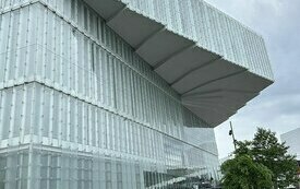 Szklany budynek z wystającym szklanym zadaszeniem