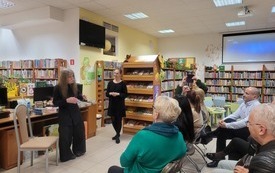 Kobieta i starszy mężczyzna stoją przed zgromadzoną publicznością