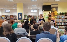 Starszy mężczyzna i kobieta stoi przed zgromadzoną publicznością