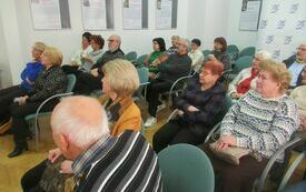 Grupa osób zebranych na spotaniu