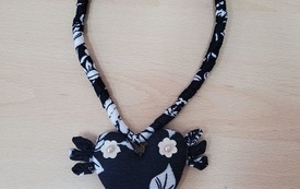 Naszyjnik z sercem wykonany z materiału