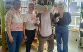 Trzy kobiety i maskotka królika.