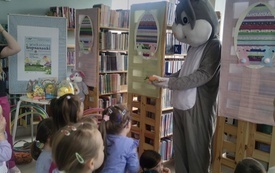 Pluszowa maskotka zająca podczas zajęć z dziećmi.