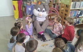 Animatorka prowadzi zajęcia wielkanocne dla dzieci.