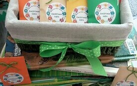 Koszyk z kolorowymi kopertami.