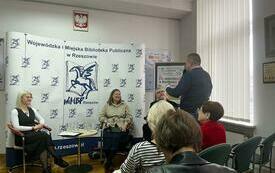 Mężczyzna przemawia do zebranej publiczności.