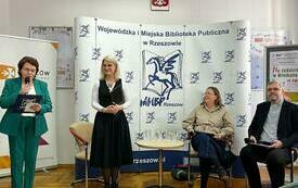 Dyrektor biblioteki wita zebranych na spotkaniu gości.