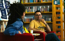 Bibliotekarka podczas rozmowy z autorem.