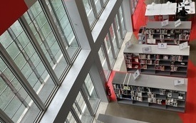 Widok z g&oacute;ry na czytelnię biblioteczną. 