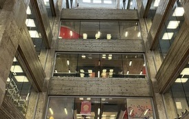 Widok dziedzińca biblioteki. 