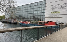 Budynek nowoczesnej biblioteki nad rzeką. 