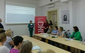 Dyrekcja biblioteki wita zebranych bibliotekarzy. 