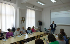 Radca prawny prowadzi szkolenie dla bibliotekarzy.