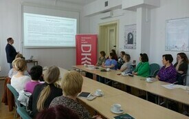 W sali konferencyjnej trwa szkolenie dla bibliotekarzy.