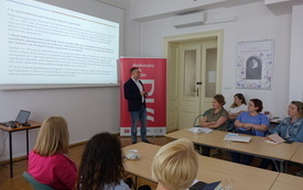 Prelegent zwrócony do uczestniczek szkolenia.