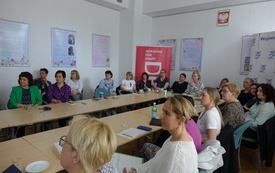 Przy stole siedzą bibliotekarki.