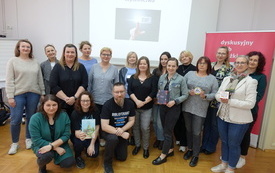 Uczestnicy szkolenia pozują do pamiątkowego zdjęcia