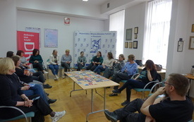 Uczestnicy szkolenia siedzą dookoła stołu