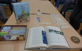 Widok stołu z otwartą książką i grą planszową