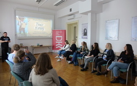 Uczestnicy szkolenia oglądają prezentację na ekranie