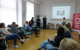 Widok sali szkoleniowej z siedzącymi uczestnikami