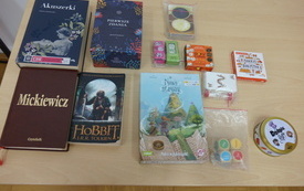 Widok stołu, na którym leżą książki i gry planszowe