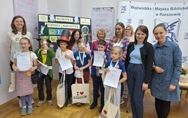 Zdjęcie grupowe nagrodzonych wraz z bibliotekarkami oraz jury. 