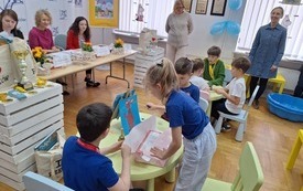 Dzieci pracujące w grupach.