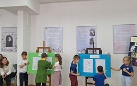 Dwie dziecięce drużyny podczas rozwiązywania zadań. 