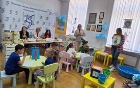 Przy jury siedzą dzieci rozwiązujące zadania. 