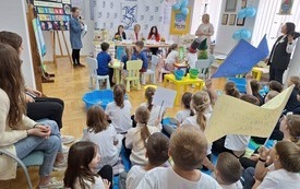 Sala wypełniona dziećmi. 