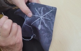 Wyszywanie wzoru na chuście.