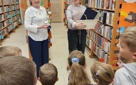 Bibliotekarki wręczają nagrody dzieciom. 