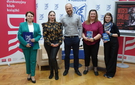 Cztery kobiety pozują do wspólnego zdjęcia z gościem spotkania.