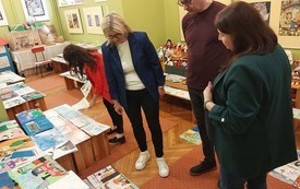 Komisja konkursowa pośr&oacute;d złożonych na konkurs prac