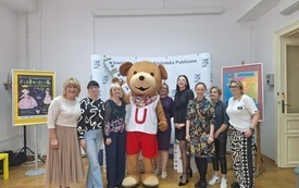 Zdjęcie grupowe bibliotekarek i Misia Uszatka.