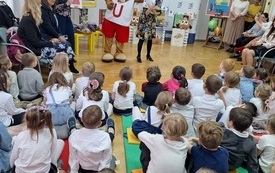 Bibliotekarki i maskotka Misia Uszatka występują dla dzieci. 