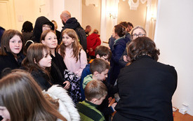 Kolejka uczestnik&oacute;w do stanowiska z pieczątkami. 