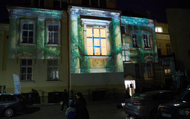 Na budynku biblioteki wyświetla się video mapping. 