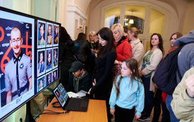 Kolejka do stanowiska syntografu do wykonywania portretów za pomocą sztucznej inteligencji.