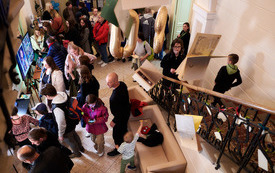 Widok holu biblioteki wypełnionego dużą liczbą osób.