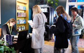 Kolejka czytelników w wypożyczalni nowości.