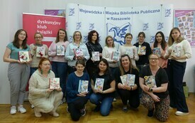 Zdjęcie grupowe bibliotekarek z wykonanymi notatnikami.